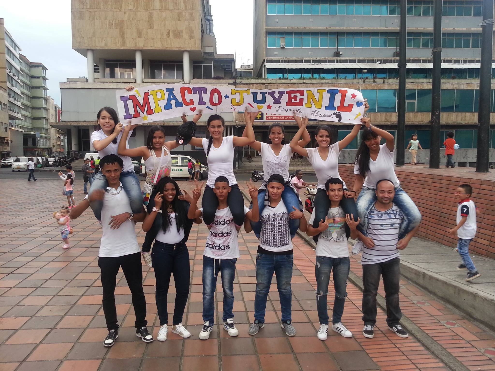 Niños y jóvenes en actividades de la Fundación Kids